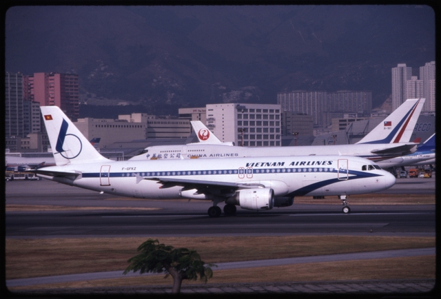 Slide: Vietnam Airlines, Airbus A320-200, Kai Tak Airport (HKG)