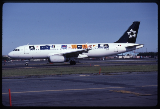 Slide: Star Alliance (Mexicana), Airbus A320-200, Newark International Airport (EWR)