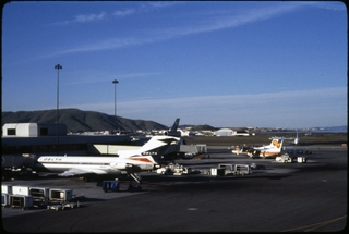 Image: slide: Delta Air Lines, Boeing 727-200, San Francisco International Airport (SFO)