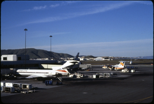 Slide: Delta Air Lines, Boeing 727-200, San Francisco International Airport (SFO)