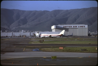 Image: slide: United Airlines, San Francisco International Airport (SFO)