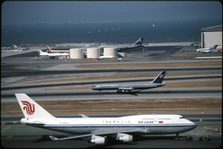 Image: slide: Air China, Boeing 747-400, San Francisco International Airport (SFO)