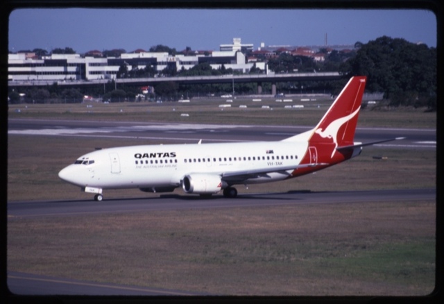 Slide: Qantas Airways, Boeing 737-300