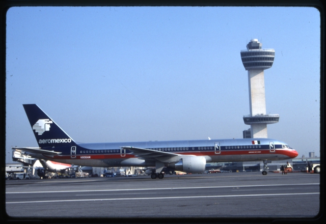Slide: AeroMexico, Boeing 757-200