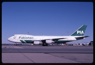 Image: slide: Pakistan International Airlines, Boeing 747-200, John F. Kennedy International Airport (JFK)