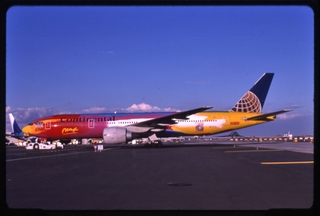 Image: slide: Continental Airlines, Boeing 777-200, Newark Liberty International Airport (EWR)