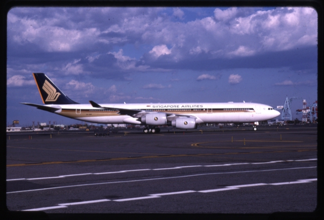Slide: Singapore Airlines, Airbus A340, Newark Liberty International Airport (EWR)