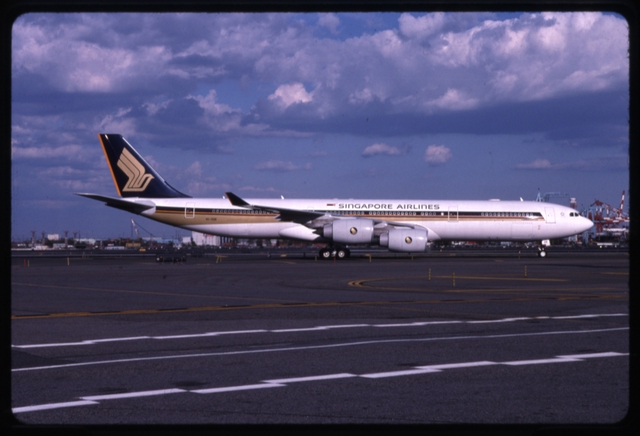 Slide: Singapore Airlines, Airbus A340-300, Newark Liberty International Airport (EWR)