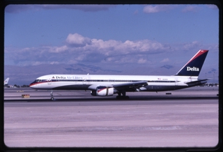 Image: slide: Delta Air Lines, Boeing 757-200, McCarran International Airport (LAS)