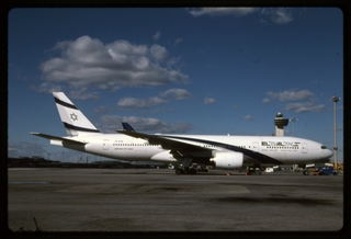 Image: slide: El Al Israel Air, Boeing 777-200, John F. Kennedy International Airport (JFK)