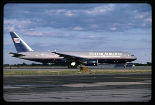 Image: slide: United Airlines, Boeing 777-200