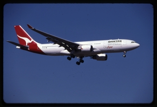 Image: slide: Qantas Airways, Airbus A330, Melbourne Airport (MEL)