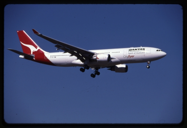 Slide: Qantas Airways, Airbus A330, Melbourne Airport (MEL)