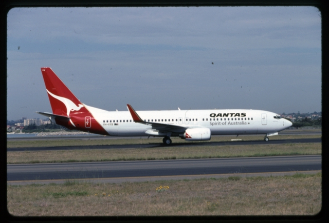 Slide: Qantas Airways, Boeing 737-800, Sydney Airport (SYD)