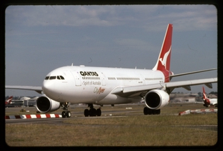 Image: slide: Qantas Airways, Airbus A330, Sydney Airport (SYD)