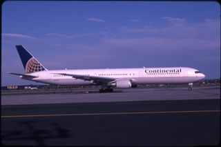 Image: slide: Continental Airlines, Boeing 767-300ER, Newark International Airport (EWR)