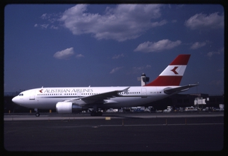 Image: slide: Austrian Airlines, Airbus A310-200, John F. Kennedy International Airport (JFK)