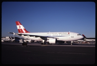 Image: slide: Austrian Airlines, Airbus A310, John F. Kennedy International Airport (JFK)
