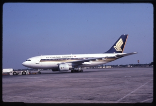 Image: slide: Singapore Airlines, Airbus A310, Manila International Airport (MNL)