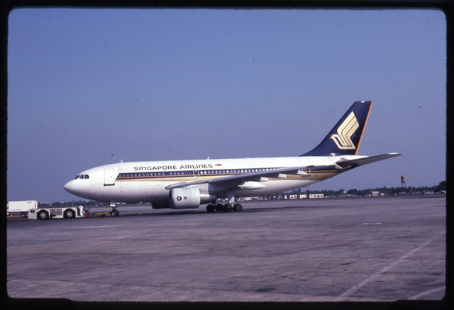 Slide: Singapore Airlines, Airbus A310, Manila International Airport (MNL)