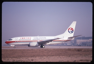 Image: slide: China Eastern Airlines, Boeing 737-700, Beijing Capital International Airport (PEK)