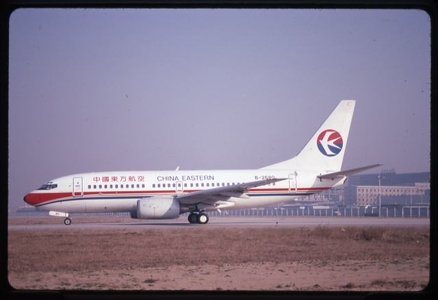 Slide: China Eastern Airlines, Boeing 737-700, Beijing Capital International Airport (PEK)