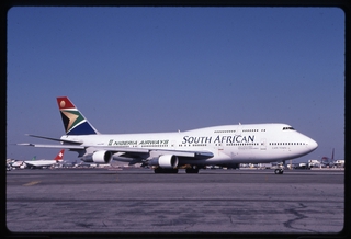 Image: slide: South African Airways (Nigeria), Boeing 747-400, John F. Kennedy International Airport (JFK)