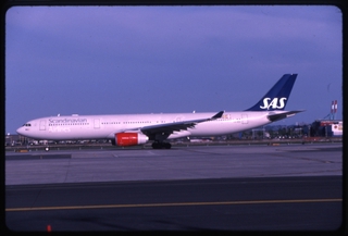 Image: slide: SAS (Scandinavian Airlines System), Airbus A330-300, Newark International Airport (EWR)