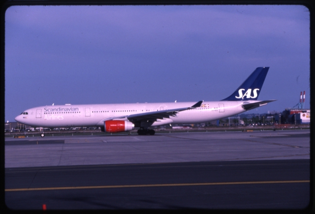 Slide: SAS (Scandinavian Airlines System), Airbus A330-300, Newark International Airport (EWR)