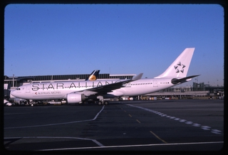 Image: slide: Austrian Airlines, Airbus A330-200, John F. Kennedy International Airport (JFK)