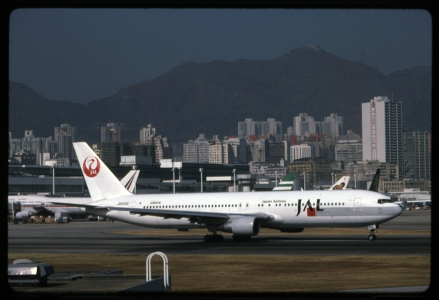 Slide: Japan Airlines, Boeing 767-300
