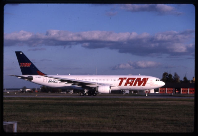 Slide: TAM Airlines, Airbus A330-200, Frankfurt Airport (FRA)
