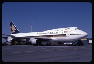 Image: slide: Singapore Airlines, Boeing 747-400 Megatop, John F. Kennedy International Airport (JFK)