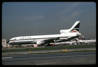 Image: slide: Delta Air Lines, Lockheed L-1011 TriStar, John F. Kennedy International Airport (JFK)