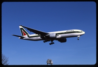 Image: slide: Alitalia, Boeing 777-200, John F. Kennedy International Airport (JFK)