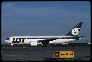 Image: slide: LOT (Polish Airlines), Boeing 767-200ER, John F. Kennedy International Airport (JFK)