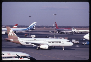 Image: slide: Mexicana Airlines, Airbus A319, John F. Kennedy International Airport (JFK)