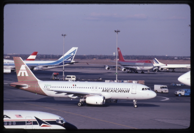 Slide: Mexicana Airlines, Airbus A319, John F. Kennedy International Airport (JFK)