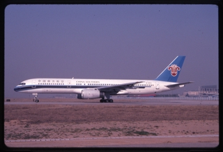Image: slide: China Southern Airlines, Boeing 757-200, Beijing Capital International Airport (PEK)
