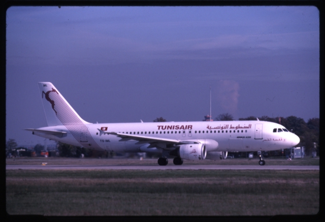 Slide: Tunisair, Airbus A320-200, Frankfurt Airport (FRA)