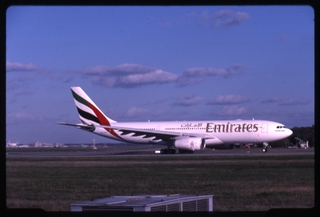 Image: slide: Emirates, Airbus A330-200, Frankfurt Airport (FRA)