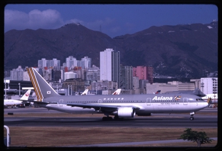 Image: slide: Asiana Airlines, Boeing 767-300ER