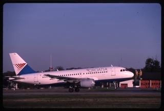 Image: slide: Croatia Airlines, Airbus A319, Frankfurt Airport (FRA)