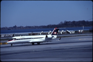 Image: slide: Delta Air Lines Connection, Bombardier CRJ200, LaGuardia Airport (LGA)
