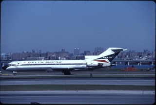 Image: slide: Delta Air Lines Shuttle, Boeing 727-200, LaGuardia Airport (LGA)