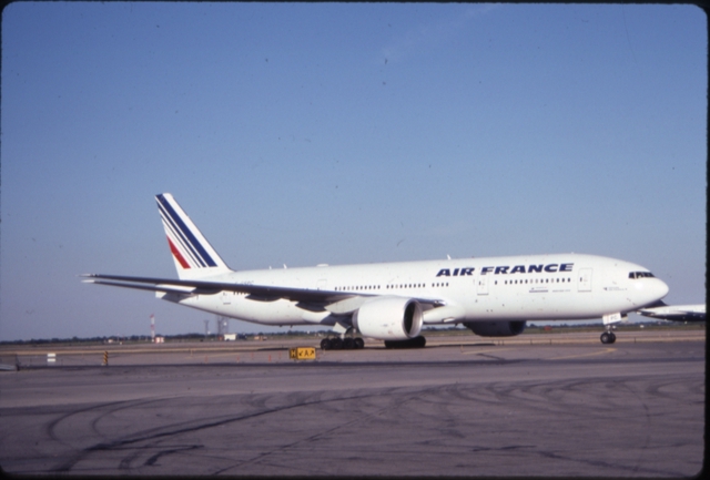 Slide: Air France, Boeing 777-200, John F. Kennedy International Airport (JFK)