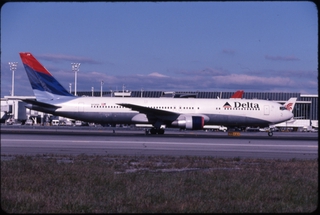 Image: slide: Delta Air Lines, Boeing 767-300, John F. Kennedy International Airport (JFK)
