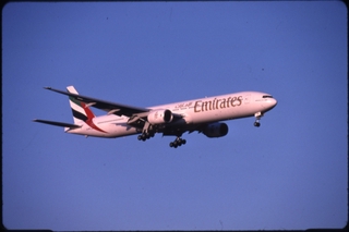 Image: slide: Emirates, Boeing 777-200, Melbourne Airport (MEL)
