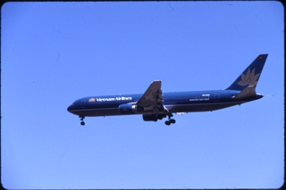 Image: slide: Vietnam Airlines, Boeing 767-300, Melbourne Airport (MEL)
