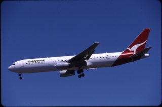 Image: slide: Qantas Airways, Boeing 767-300, Melbourne Airport (MEL)